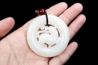 和田玉的众多种类中,羊脂白玉只能排第四,排第一在红楼梦中出现