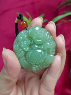 和田玉的矿物组成你知道吗?湖水绿弥勒佛吊坠解析