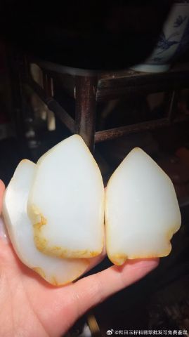 新切的一块新疆和田玉籽料原石 独籽,三块牌,有没有定制平安无事牌的