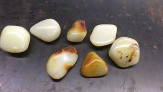 在中国的和田玉籽料批发市场里,玉商人手一只手电筒的原因