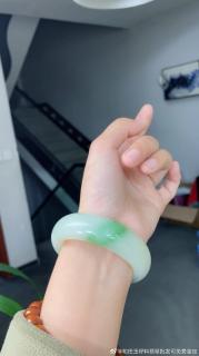 和田玉白玉带翠手镯55口径,大气宽条轮胎镯翠青 聚明亮的翠