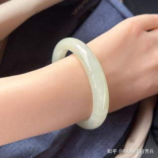 想买一只和田玉手镯,在商场买靠谱吗?