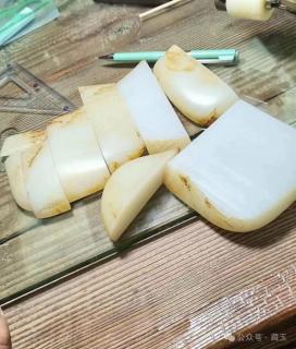 50万买的和田玉籽料原石切出顶级无事牌,引发全场尖叫!