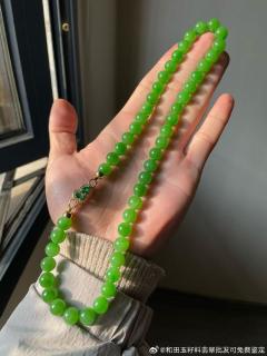 和田玉碧玉 10毫米的苹果绿项链,项链色泽温润如初春嫩芽,透着灵动的